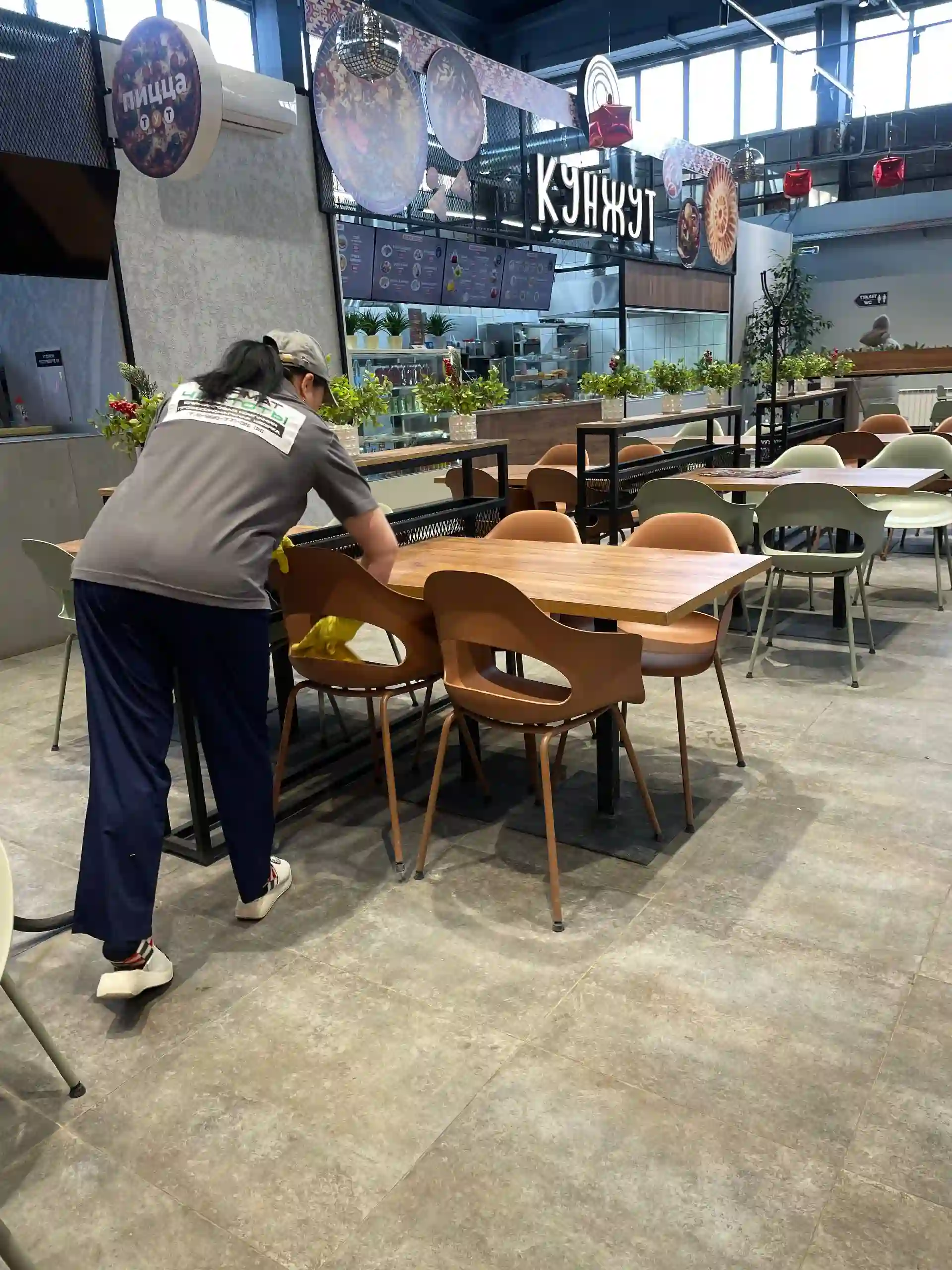 Уборка фудкорта в торговом центре